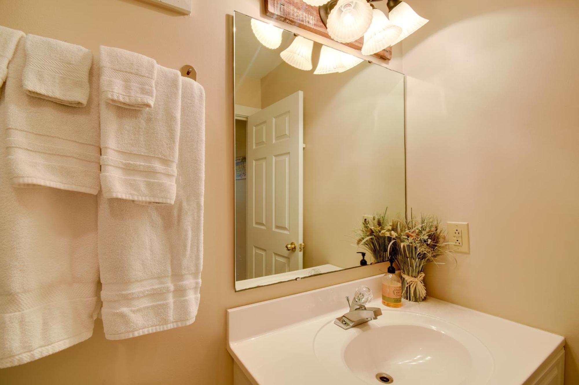 Ocean Isle Apartment With Balcony, 1 Mi To Beach! أوشن إيسل بيتش المظهر الخارجي الصورة